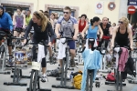 Casi un centenar de personas hacen spinning