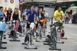 Casi un centenar de personas hacen spinning
