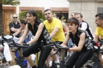 Casi un centenar de personas hacen spinning
