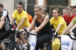 Casi un centenar de personas hacen spinning