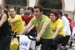 Casi un centenar de personas hacen spinning