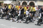 Casi un centenar de personas hacen spinning