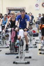 Casi un centenar de personas hacen spinning