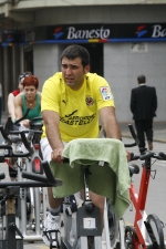 Casi un centenar de personas hacen spinning