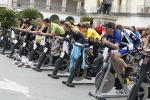 Casi un centenar de personas hacen spinning
