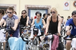 Casi un centenar de personas hacen spinning