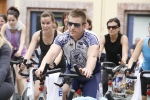 Casi un centenar de personas hacen spinning