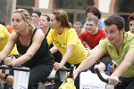 Casi un centenar de personas hacen spinning