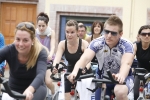 Casi un centenar de personas hacen spinning