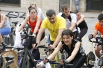 Casi un centenar de personas hacen spinning