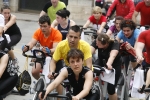 Casi un centenar de personas hacen spinning