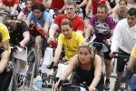 Casi un centenar de personas hacen spinning