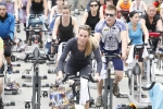 Casi un centenar de personas hacen spinning