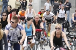 Casi un centenar de personas hacen spinning