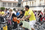 Casi un centenar de personas hacen spinning