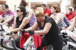 Casi un centenar de personas hacen spinning