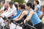 Casi un centenar de personas hacen spinning