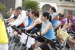 Casi un centenar de personas hacen spinning