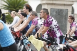 Casi un centenar de personas hacen spinning