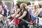 Casi un centenar de personas hacen spinning