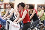 Casi un centenar de personas hacen spinning