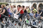 Casi un centenar de personas hacen spinning
