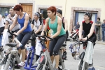 Casi un centenar de personas hacen spinning