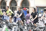 Casi un centenar de personas hacen spinning