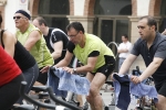 Casi un centenar de personas hacen spinning