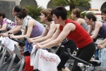 Casi un centenar de personas hacen spinning