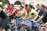 Casi un centenar de personas hacen spinning