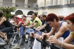 Casi un centenar de personas hacen spinning