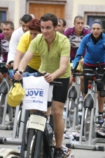 Casi un centenar de personas hacen spinning