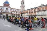 Casi un centenar de personas hacen spinning