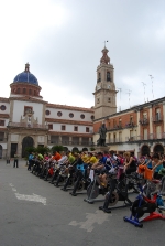 Casi un centenar de personas hacen spinning
