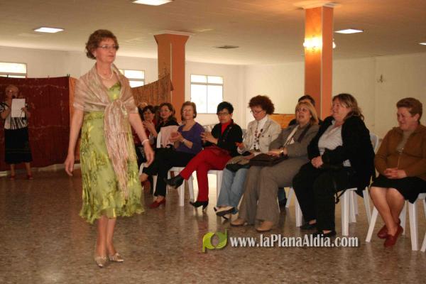 La Asociación de Amas de Casa L\'Arquet organiza un desfile de moda