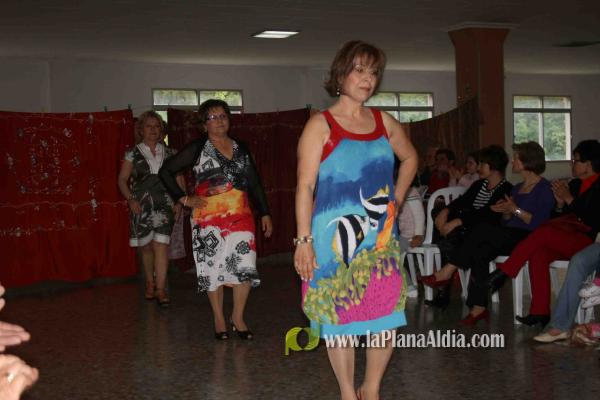 La Asociación de Amas de Casa L\'Arquet organiza un desfile de moda
