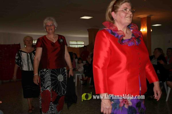 La Asociación de Amas de Casa L\'Arquet organiza un desfile de moda