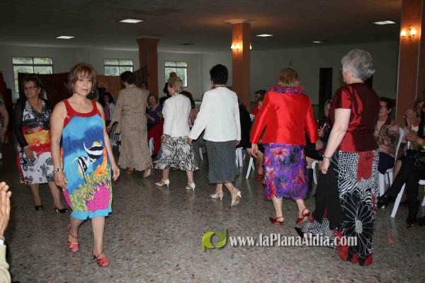La Asociación de Amas de Casa L\'Arquet organiza un desfile de moda
