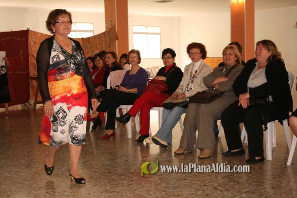 La Asociación de Amas de Casa L\'Arquet organiza un desfile de moda