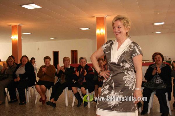 La Asociación de Amas de Casa L\'Arquet organiza un desfile de moda