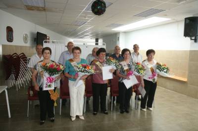 Fiestas de la Asociacion de Jubilados Conde de Aranda que recuperan la reina y damas de la tercera edad y realizan diversos homenajes