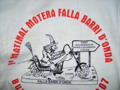 La Falla Barri d?Onda dona 80 camisetas al Colegio Hortolans
