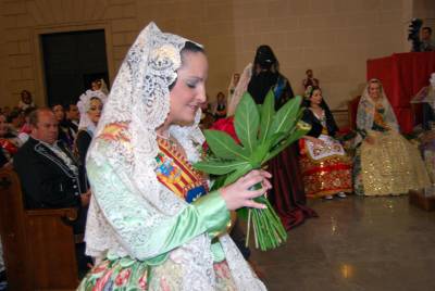 La ofrenda a la Virgen del Remedio centra la jornada de la reina fallera en Alicante