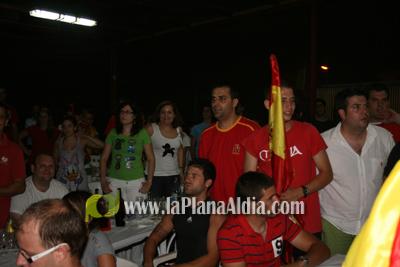 Celebran el triunfo de la \'roja\' en las piscina