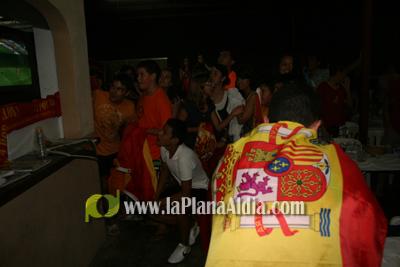 Celebran el triunfo de la \'roja\' en las piscina
