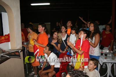 Celebran el triunfo de la \'roja\' en las piscina