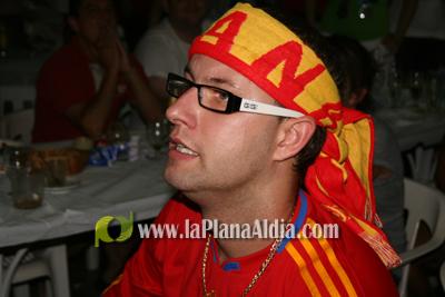 Celebran el triunfo de la \'roja\' en las piscina