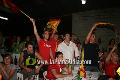 Celebran el triunfo de la \'roja\' en las piscina