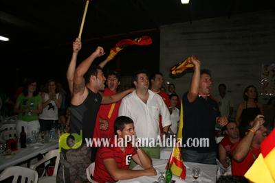 Celebran el triunfo de la \'roja\' en las piscina